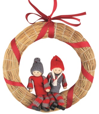 Straw Wreath dia 19cm with Boy and Girl in Knitted Clothes